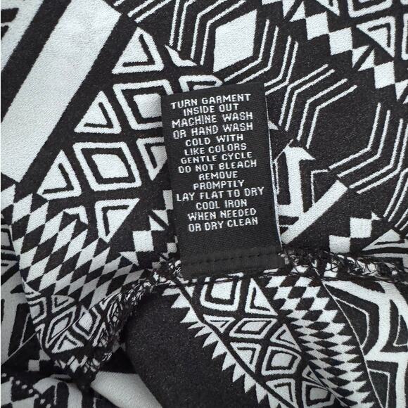 Zac & Rachel Medium 100% Polyester Black White Geometric Pattern Blouse - Picture 5 of 8